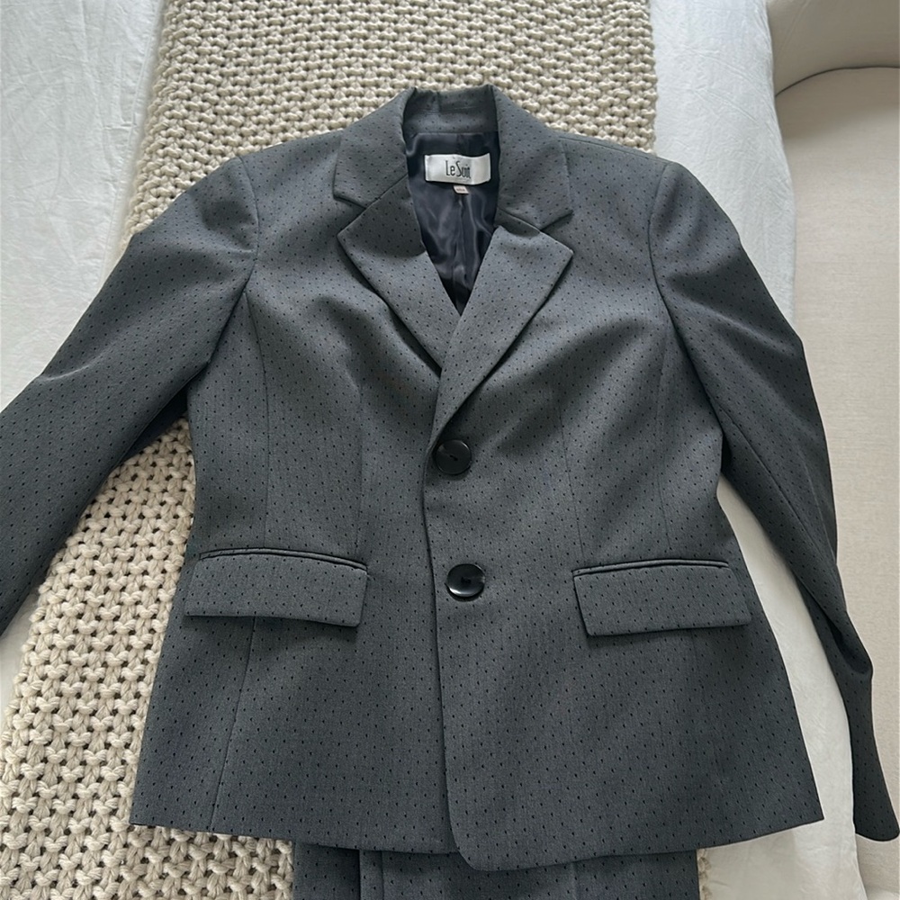 Le Suit woman’s suit size 4